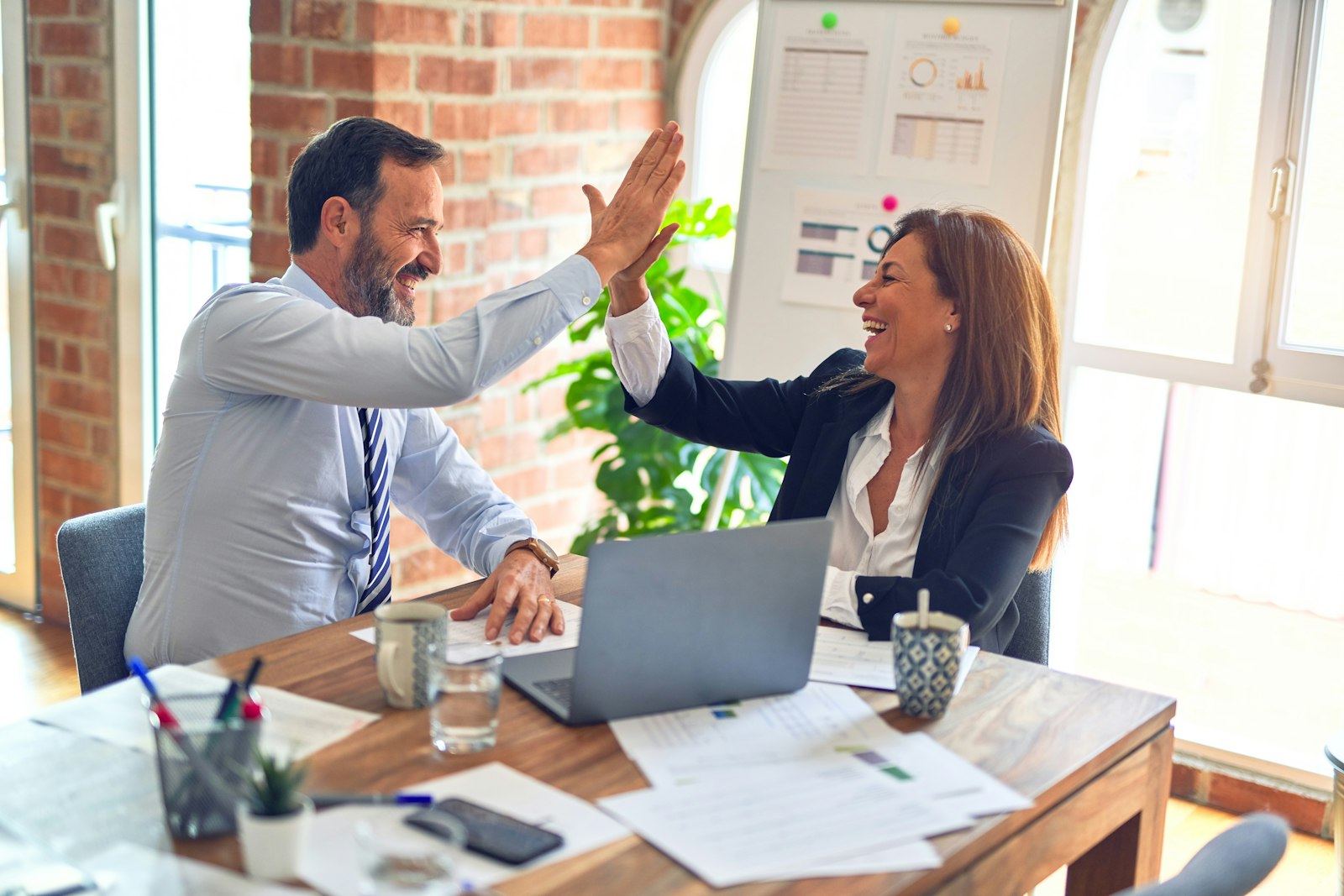 Trader al lavoro insieme